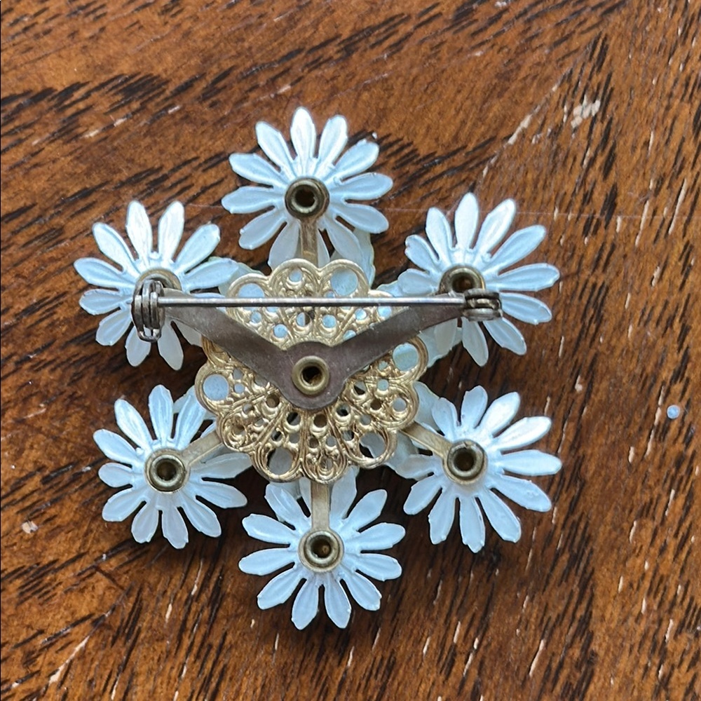 Vintage Daisy Pin - Picture 2 of 6